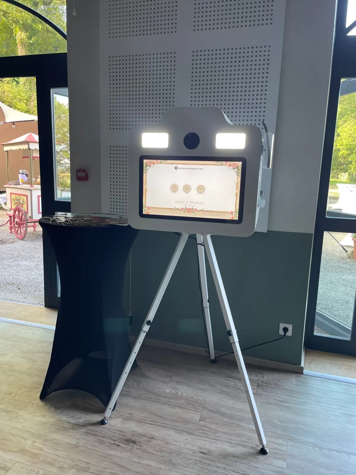 Borne photobooth sur trépied installée dans la salle d'un mariage à Sion