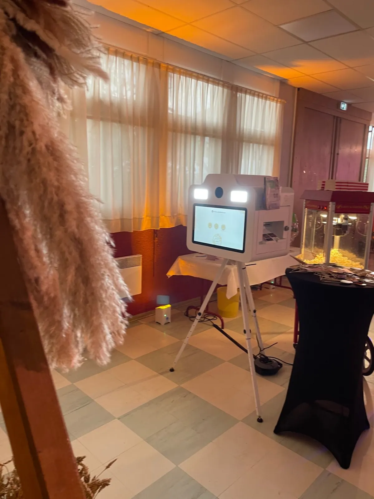 Borne photobooth installée pour un mariage à Thionville, près d'un mange-debout