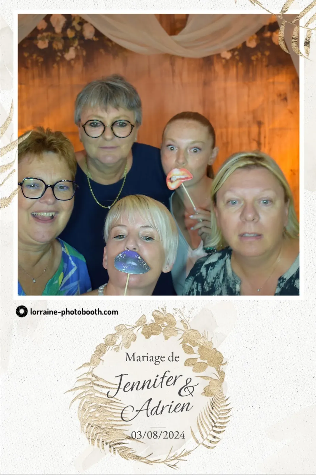 Tirage photobooth d'un mariage : cinq invitées avec des accessoires, cadre à couronne dorée aux prénoms des mariés