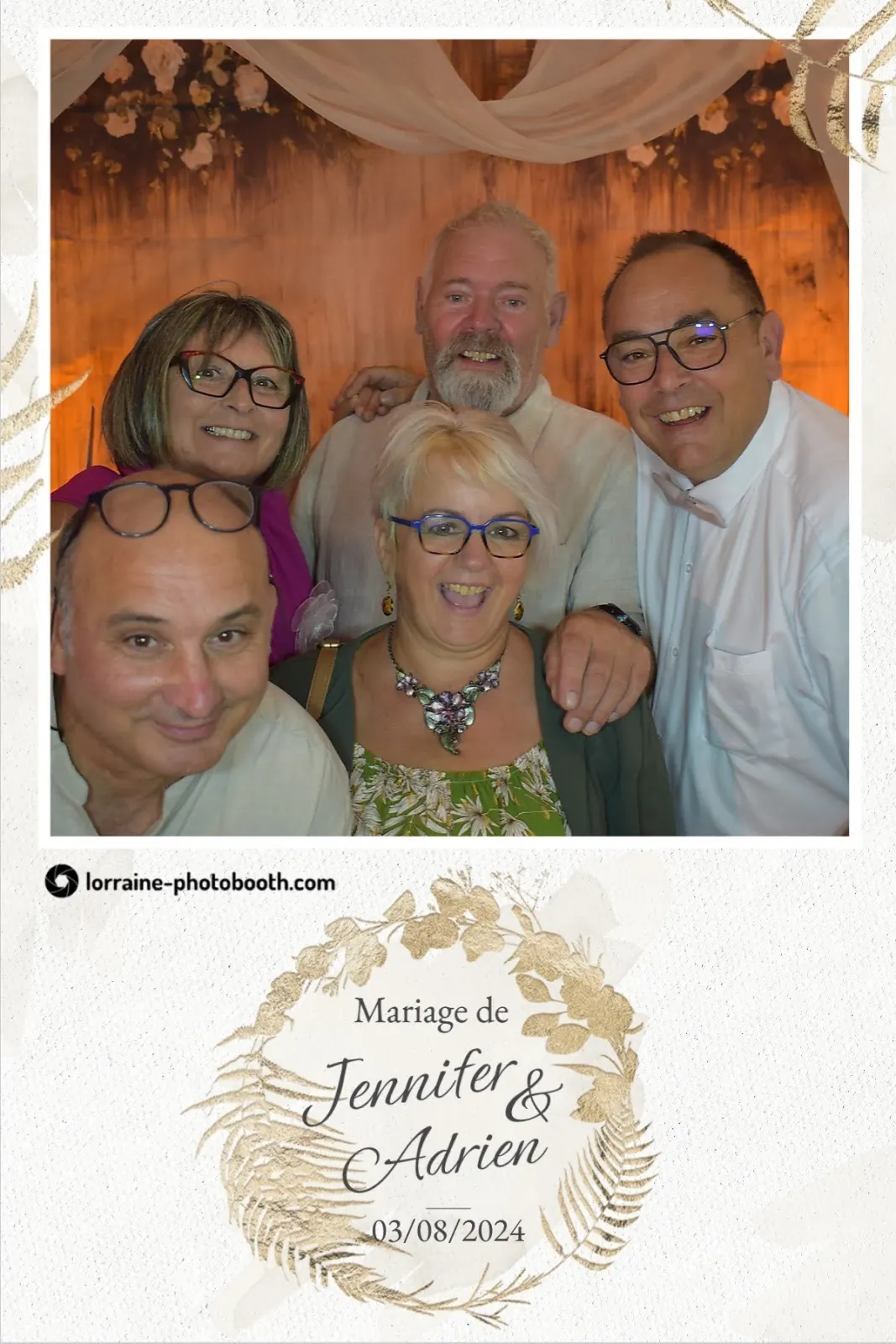 Tirage photobooth d'un mariage : six invités souriants devant un fond orangé