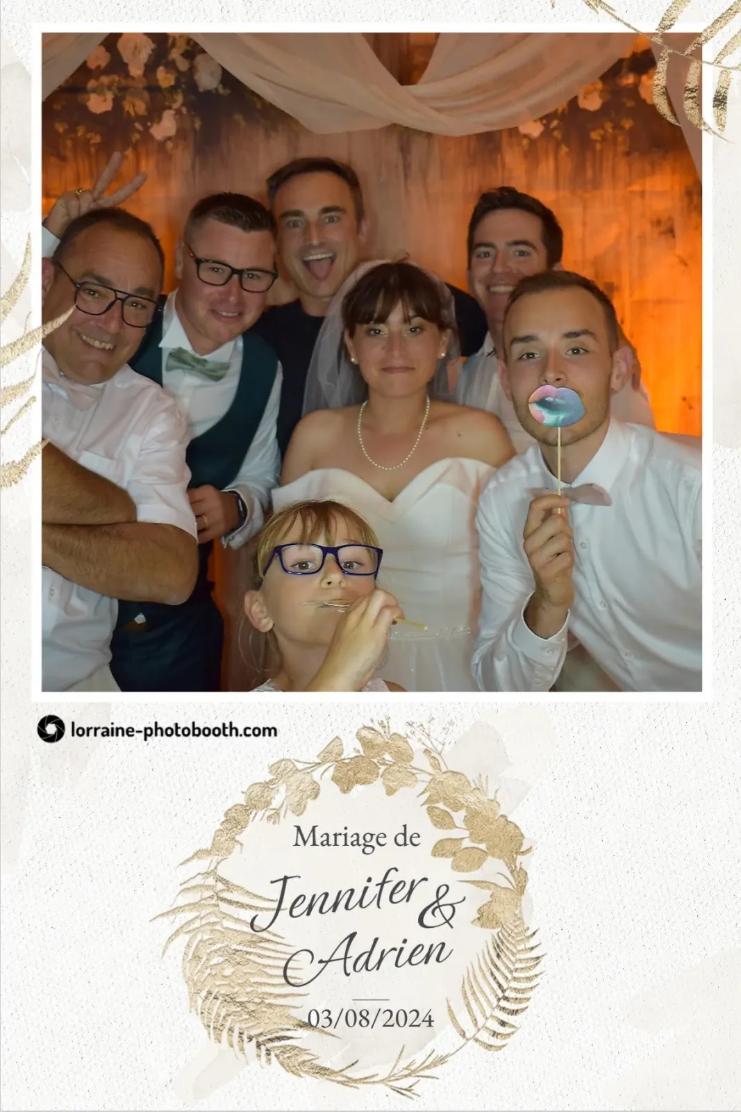 Tirage photobooth d'un mariage : la mariée entourée de ses invités