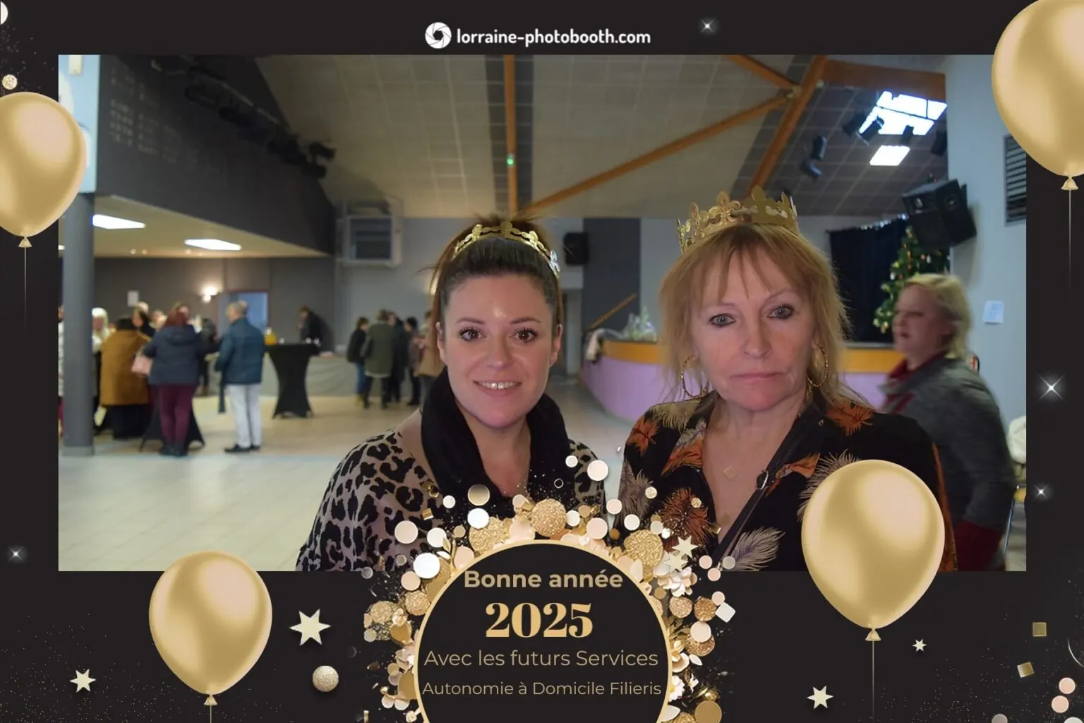 Tirage photobooth des vœux 2025 de Filieris : deux invitées, cadre Bonne année 2025 aux ballons dorés