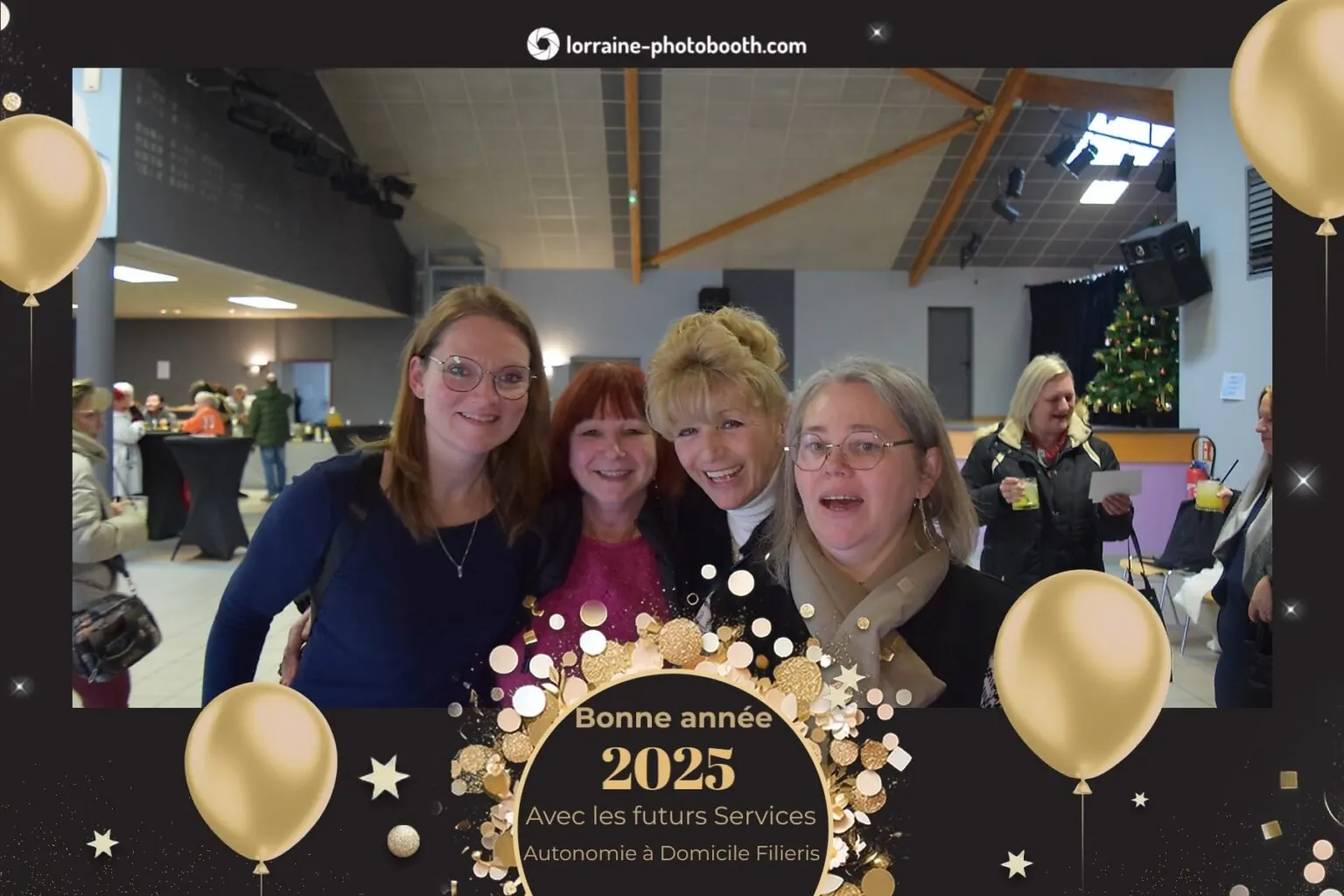 Tirage photobooth des vœux 2025 de Filieris : quatre collègues dans la salle de réception