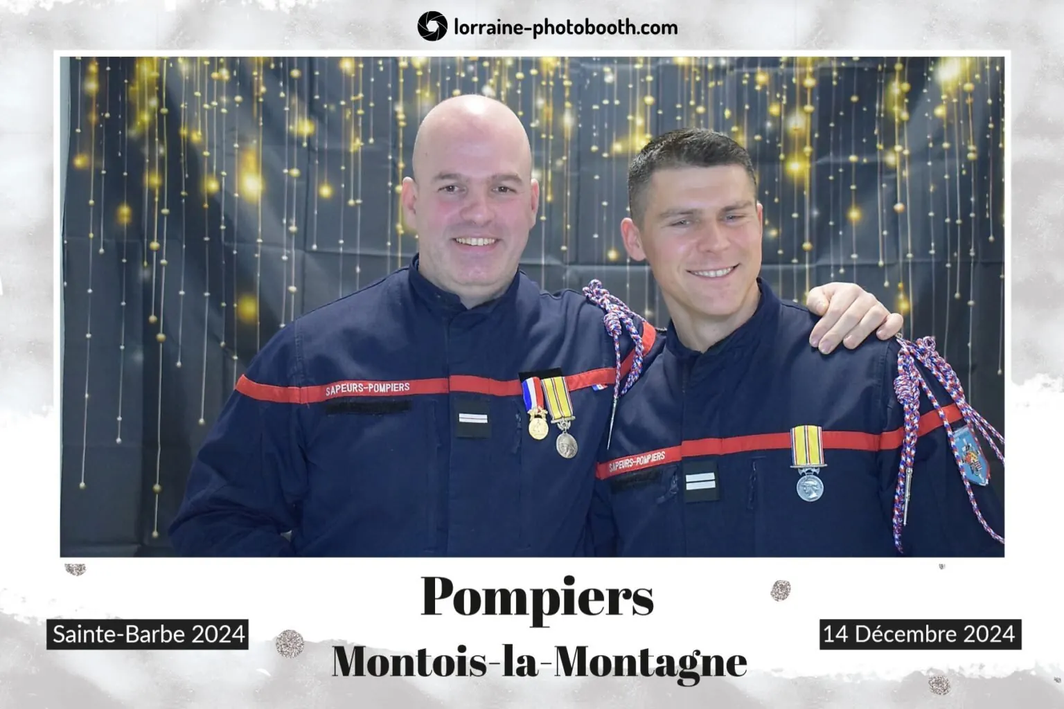 Tirage photobooth de la Sainte-Barbe 2024 à Montois-la-Montagne : deux pompiers en tenue, médailles au torse