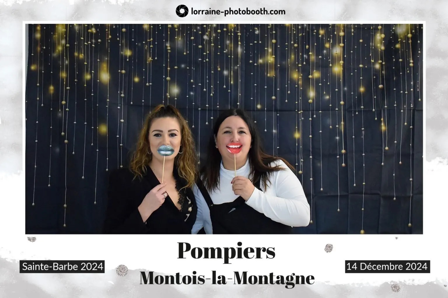 Tirage photobooth de la Sainte-Barbe 2024 à Montois-la-Montagne : deux invitées avec des accessoires