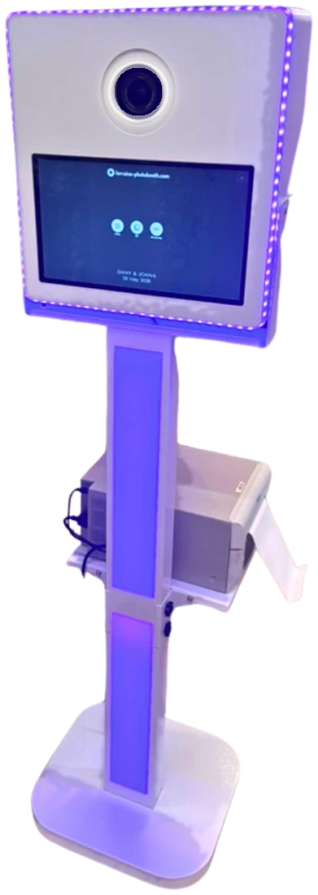 Borne photobooth lumineuse, colonne LED violette et anneau de lumière allumé, avec trois tirages 10x15 à cadre personnalisé