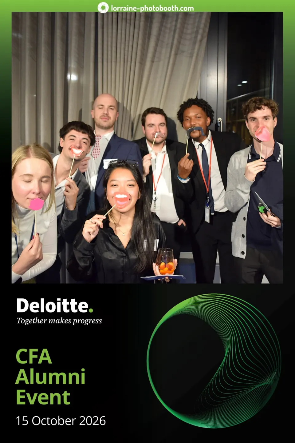 Tirage de la soirée CFA Alumni avec des accessoires en carton, au cadre Deloitte