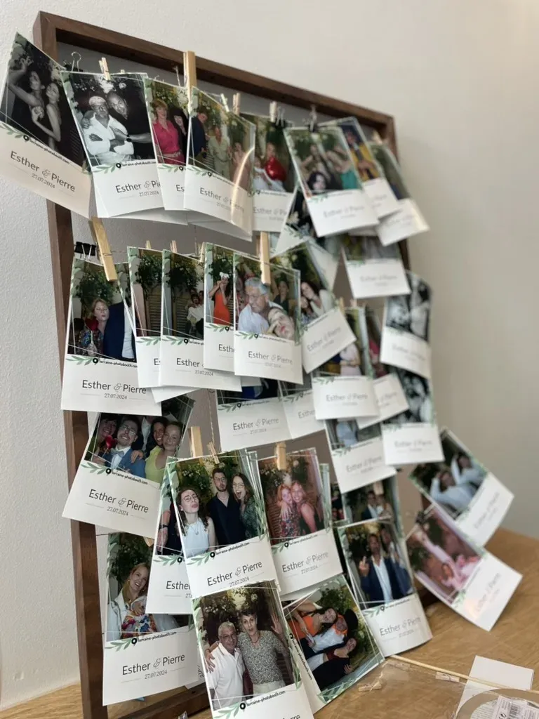 Livre d'or de mariage : une trentaine de tirages au cadre des mariés, accrochés à des pinces