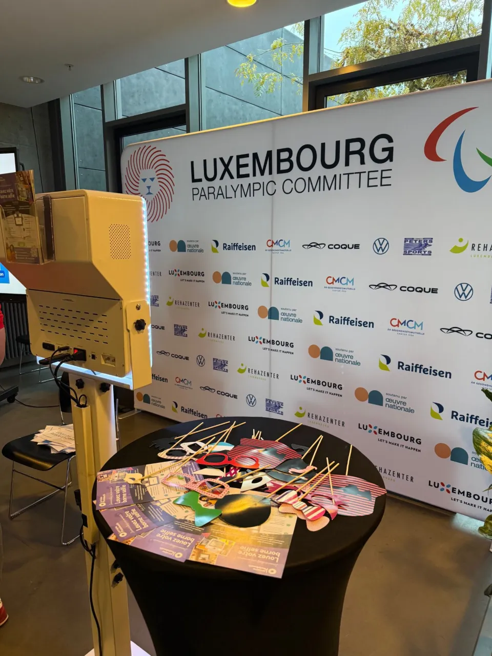 Le mur du Luxembourg Paralympic Committee et de ses partenaires, la borne au premier plan