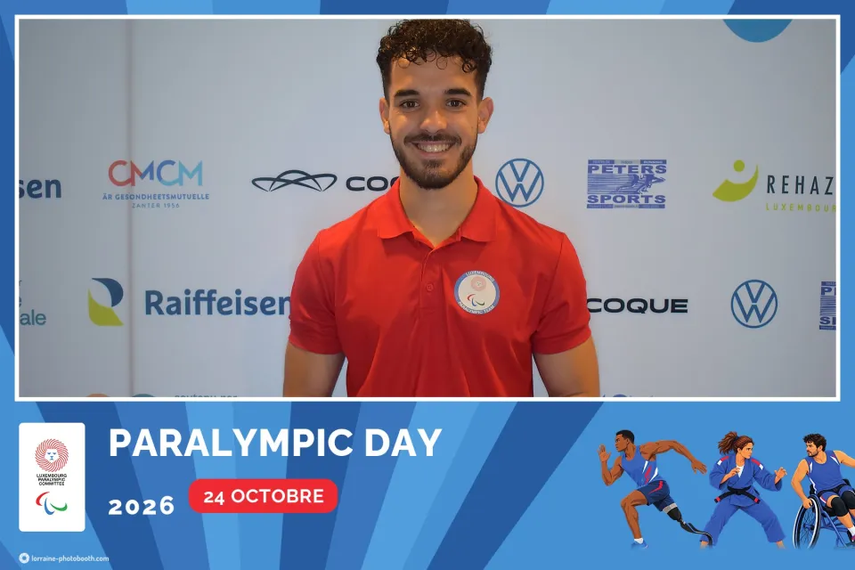 Tirage du Paralympic Day 2026 : un participant en polo rouge, grande photo au bandeau bleu « Paralympic Day 2026, 24 octobre »
