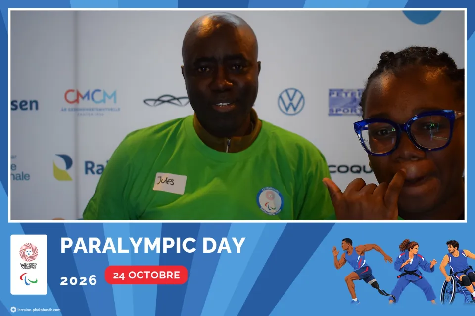 Tirage du Paralympic Day 2026 : deux participants en t-shirt vert de la journée, grande photo au bandeau bleu
