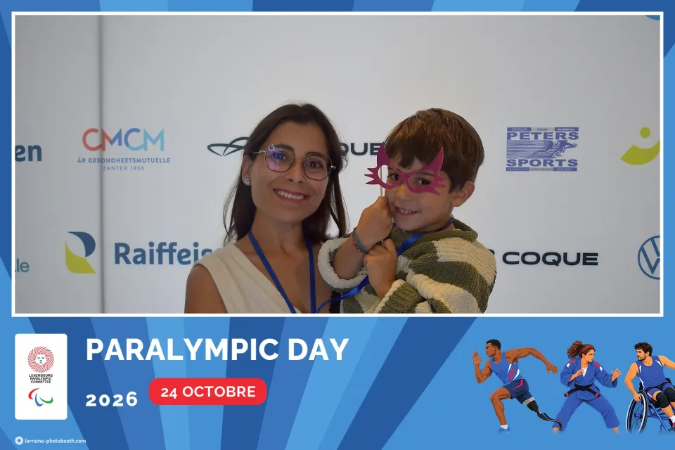 Tirage du Paralympic Day 2026 : une maman et son fils avec des lunettes en carton, grande photo au bandeau bleu