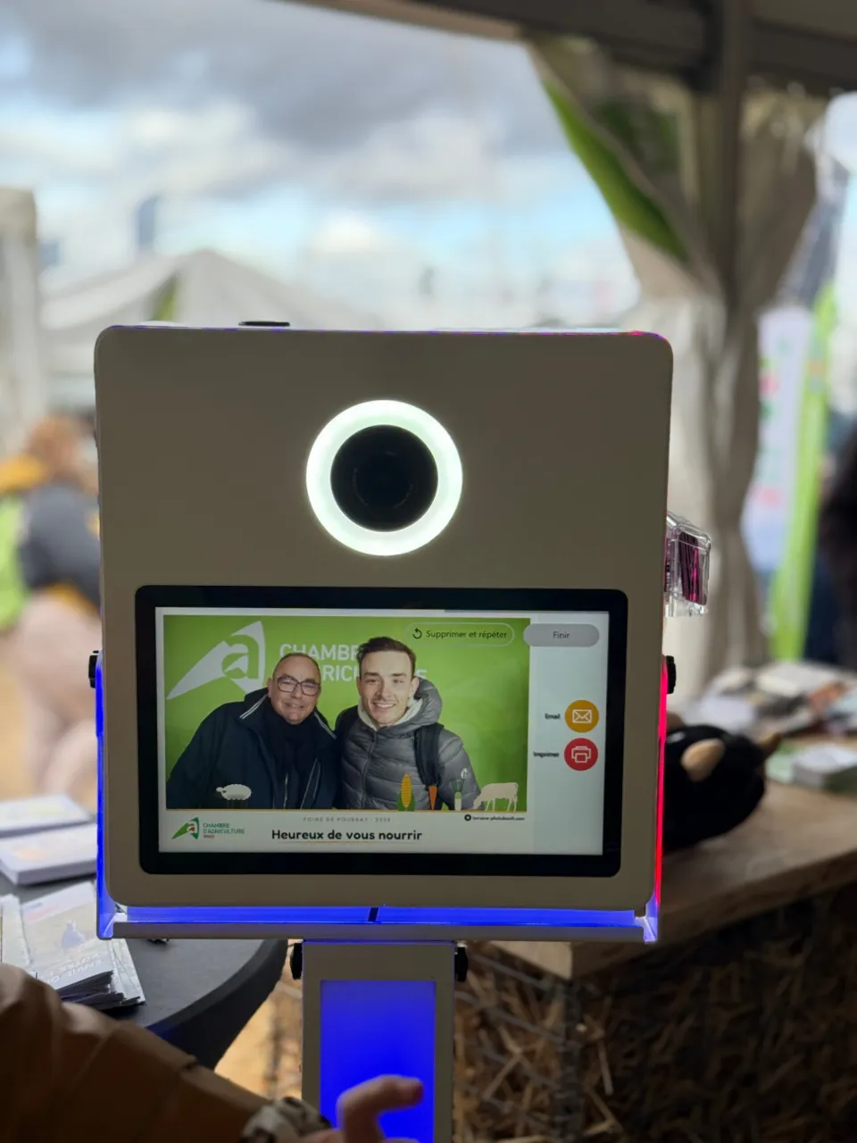 Après la prise de vue, l'écran montre la photo dans le cadre « Heureux de vous nourrir », avec les boutons Email et Imprimer