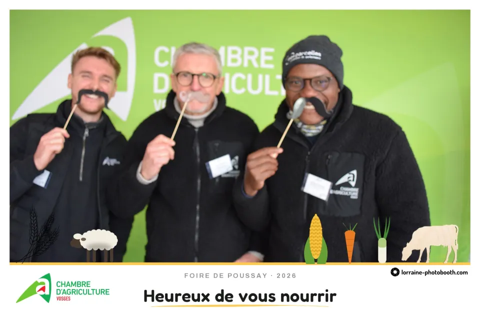 Tirage de la Foire de Poussay : trois visiteurs avec des moustaches en carton, slogan « Heureux de vous nourrir »