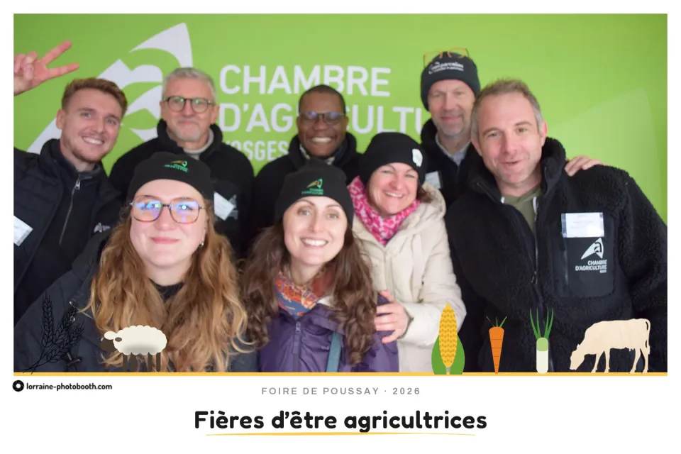 Tirage de la Foire de Poussay : un groupe d'une dizaine de visiteurs, slogan « Fières d'être agricultrices »