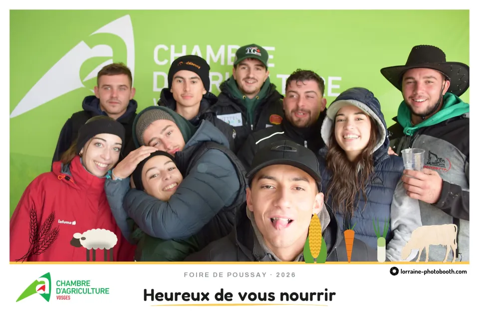 Tirage de la Foire de Poussay : une bande de jeunes en photo de groupe rapprochée, slogan « Heureux de vous nourrir »
