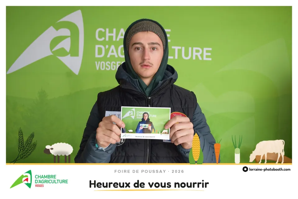 Tirage de la Foire de Poussay : un visiteur montre à l'objectif le tirage qu'il vient de recevoir, slogan « Heureux de vous nourrir »