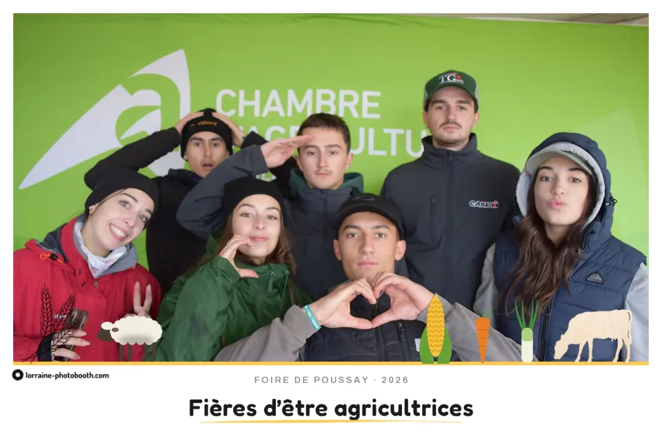 Tirage de la Foire de Poussay : un groupe de jeunes font un cœur avec les mains, slogan « Fières d'être agricultrices »