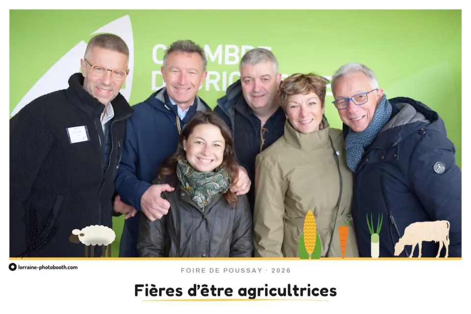 Tirage de la Foire de Poussay : un grand groupe de visiteurs serrés devant le fond vert, slogan « Fières d'être agricultrices »