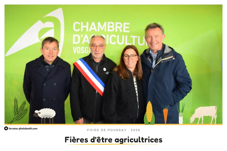Tirage de la Foire de Poussay : quatre visiteurs, dont un élu en écharpe tricolore, slogan « Fières d'être agricultrices »