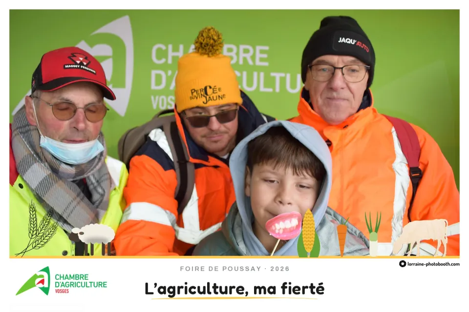 Tirage de la Foire de Poussay : quatre visiteurs en gilets orange avec des accessoires en carton, slogan « L'agriculture, ma fierté »