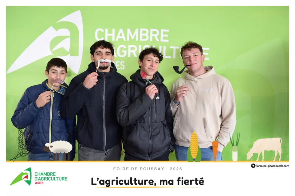 Tirage de la Foire de Poussay : quatre jeunes avec des moustaches et des pipes en carton, slogan « L'agriculture, ma fierté »