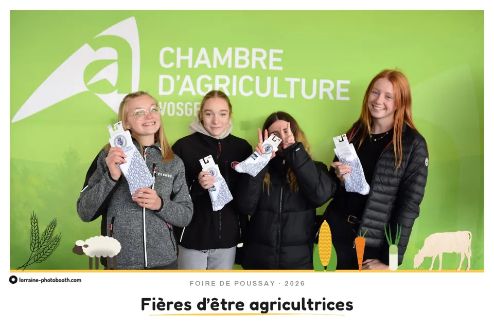 Tirage de la Foire de Poussay : quatre jeunes filles brandissent des brochures, slogan « Fières d'être agricultrices »