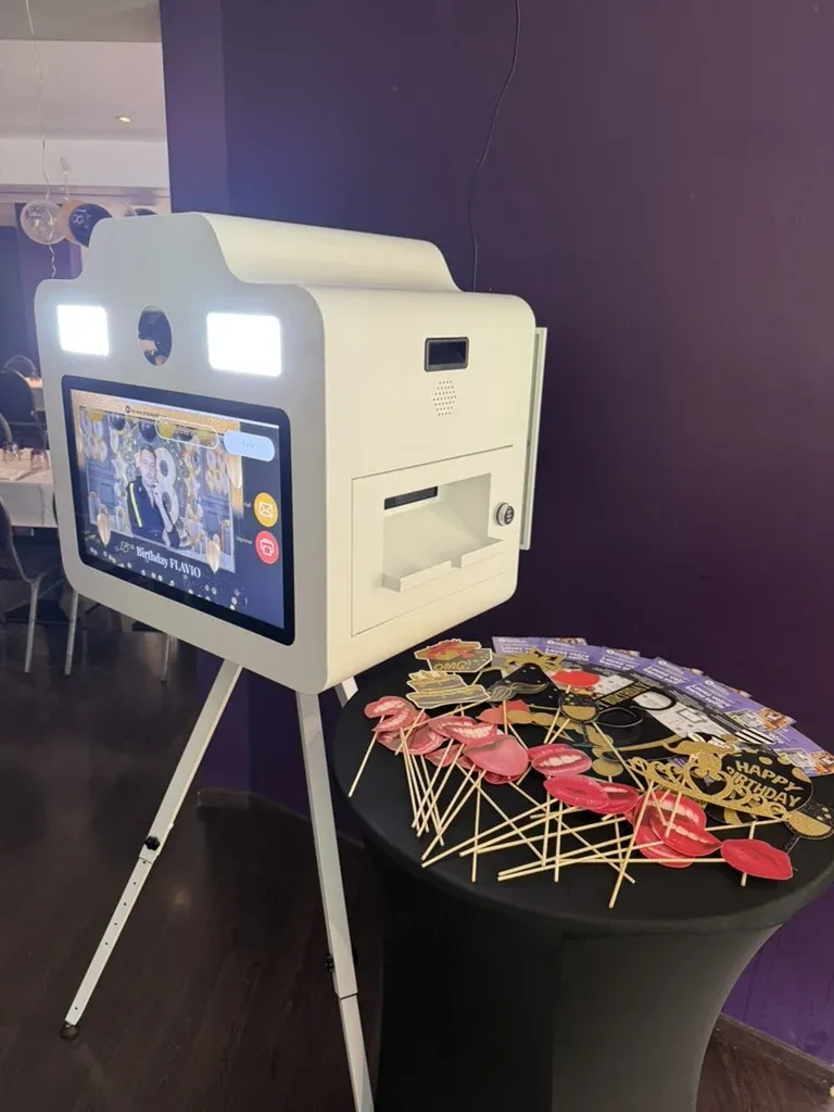 Grande borne avec écran « 18th birthday » et accessoires sur mange-debout