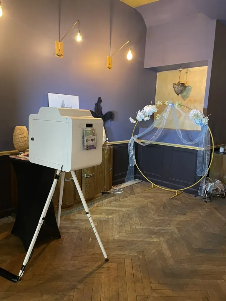 Borne trépied à côté d'une arche fleurie dans un restaurant