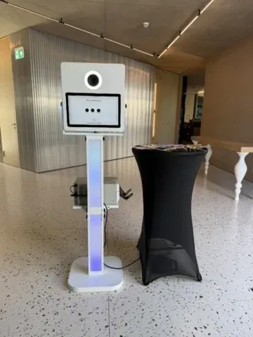 La borne lumineuse de face dans un hall : colonne LED, écran tactile et anneau de lumière