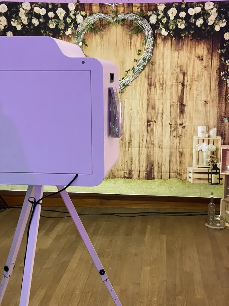 Borne violette devant un décor bois et un cœur fleuri