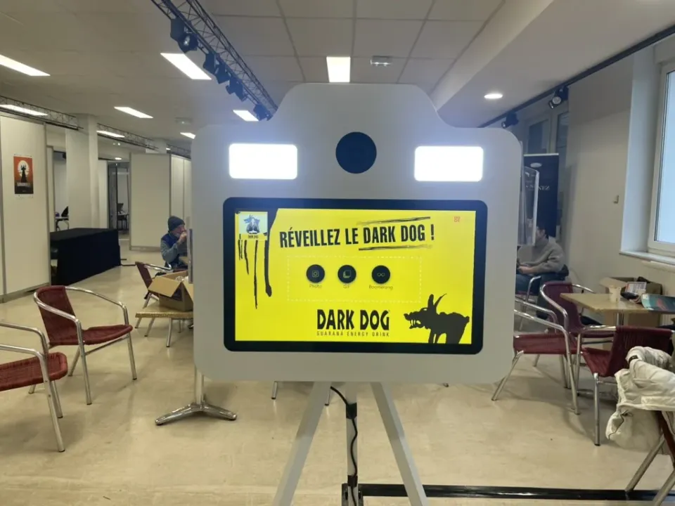 Borne trépied, écran d'accueil entièrement aux couleurs jaunes d'une marque