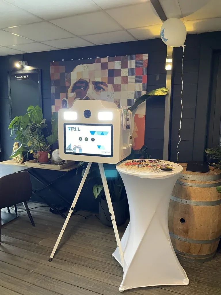 Grande borne à l'écran personnalisé dans une salle d'entreprise