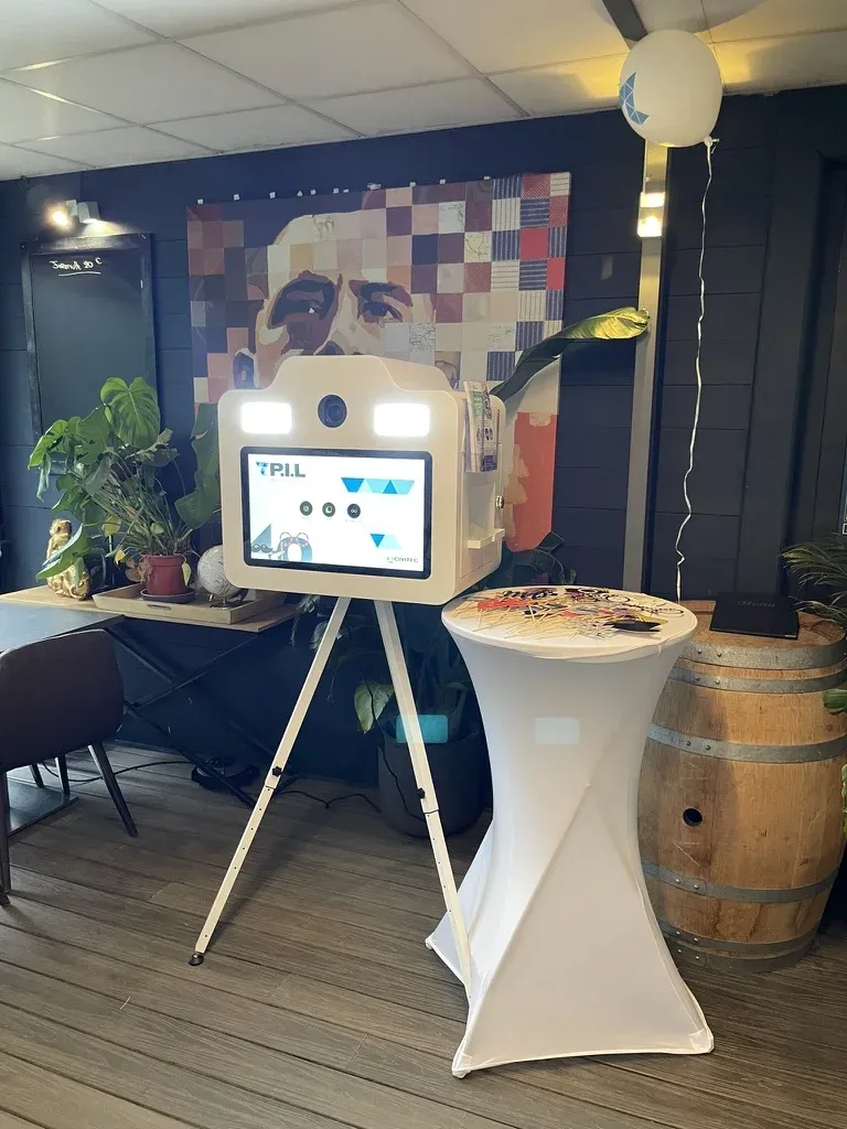 Grande borne à l'écran personnalisé, tonneau et table haute