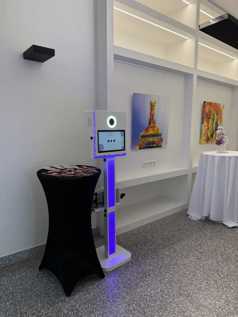 Borne lumineuse à colonne LED violette installée dans une galerie, écran tactile et anneau de lumière