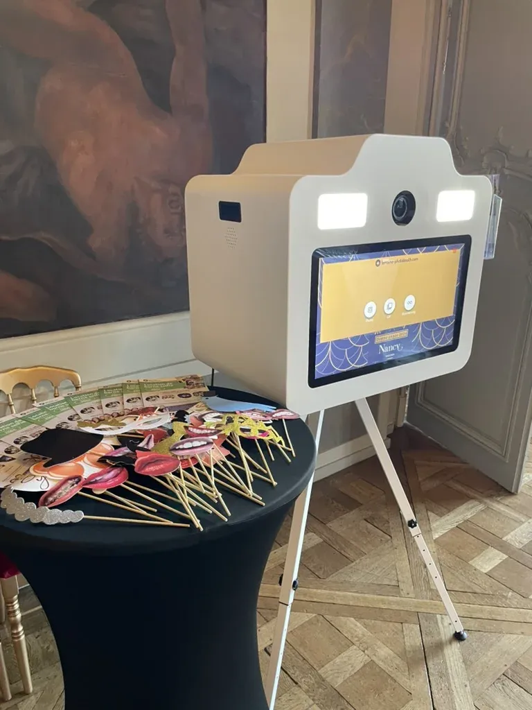 Grande borne dans un salon à tableaux, écran « Nancy »