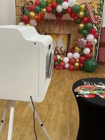 Grande borne devant une arche de ballons de fin d'année