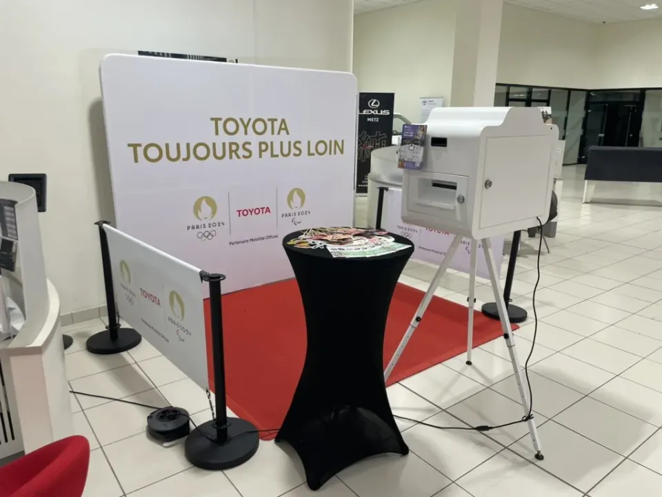 Grande borne sur le stand Toyota Paris 2024 d'une concession
