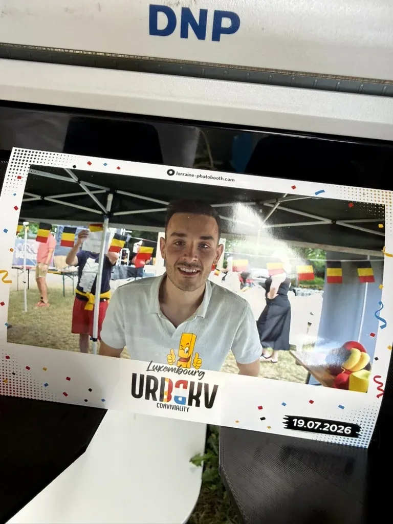Tirage 10x15 posé sur l'imprimante DNP de la borne, cadre d'une fête au Luxembourg
